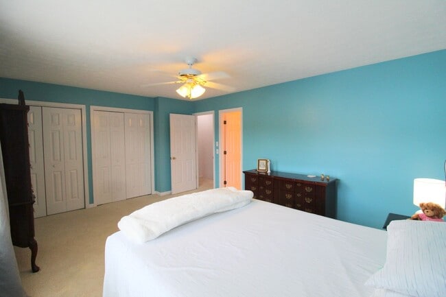Building Photo - Charming 3-Bedroom Townhome for Rent with ...