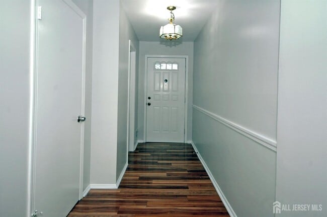 Building Photo - 4 White Oaks Dr