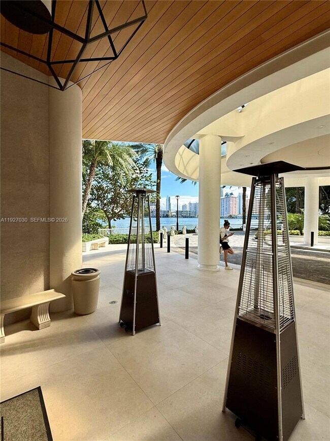 Building Photo - 2800 Island Blvd