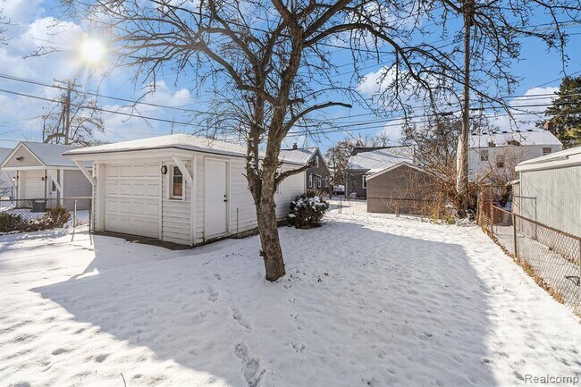 Building Photo - 2045 Central St