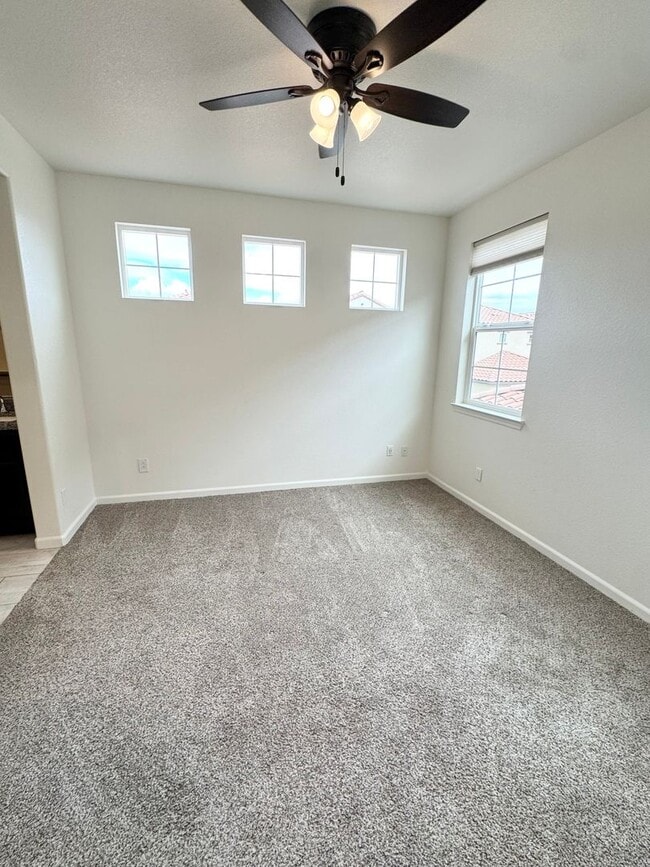 Building Photo - 3 Bed / 2.5 Bath Solar Home with Patio – Roseville – Available Now SEE VIDEO