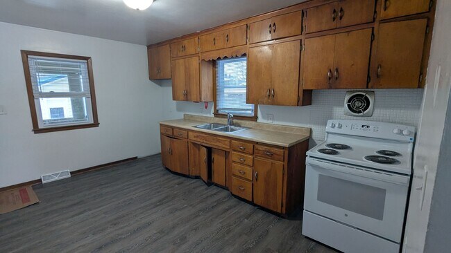 Building Photo - 3 bedroom, 2 bath home in Waterloo