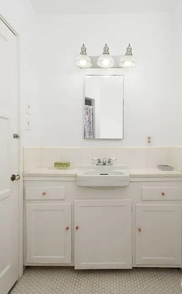 Building Photo - 8714 Crescent Dr