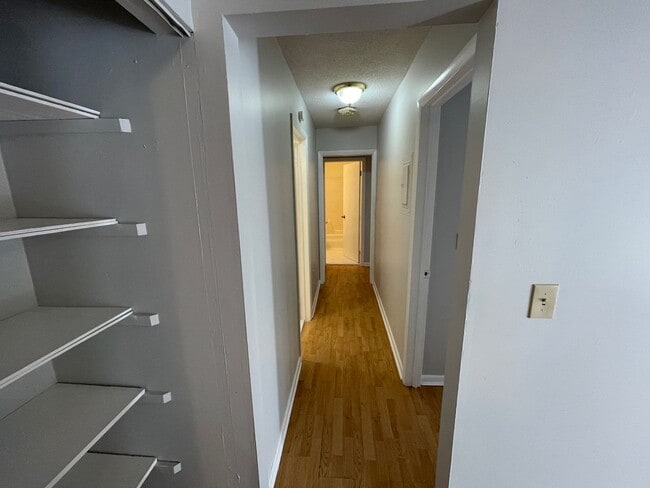 Building Photo - Hamden 2 Bed Condo w/ Dishwasher and Off-S...