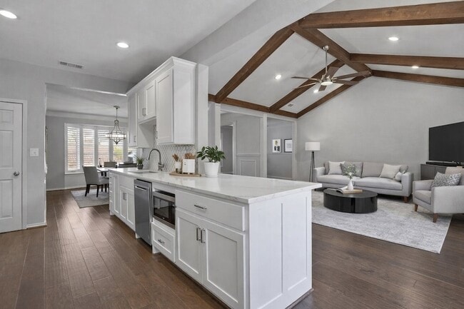 Building Photo - 4301 Bellaire Dr S