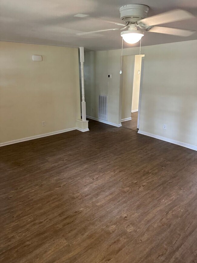 Building Photo - 523 Hilltop Dr