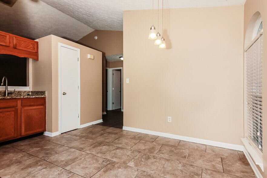 Building Photo - 2628 Lullwater Ln