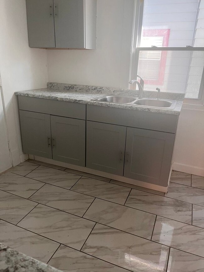 Building Photo - 955 Royal Arms Dr