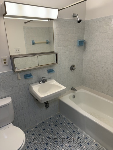 Building Photo - 71 Montvale Ave