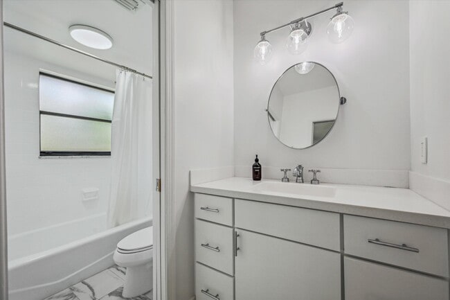 Building Photo - 11223 Pond View Dr