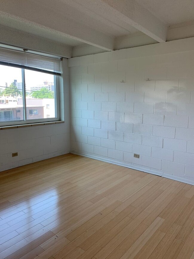 Building Photo - 2 Bedroom 1 Bath Condo With Tons of Charac...