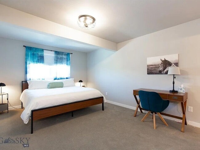 Building Photo - 3 Bd / 2.5 Bath Townhome Furnished or Unfurnished