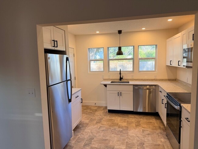 Building Photo - 831 Floral Dr