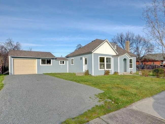 Building Photo - 830 W 12th St