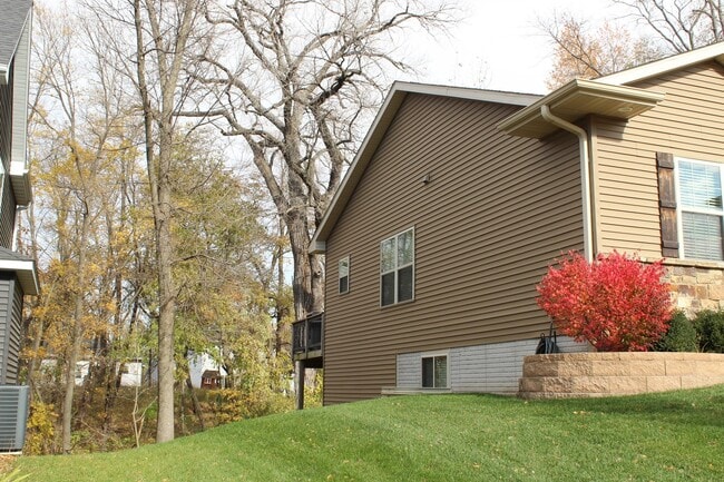 Building Photo - 4 Bedroom, 3 bath close to University and ...