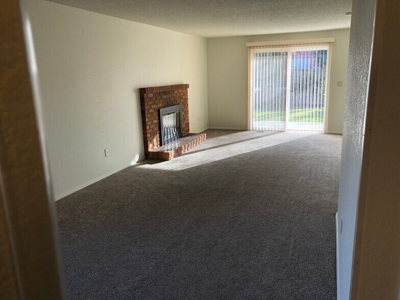 Building Photo - 583 Amanita St