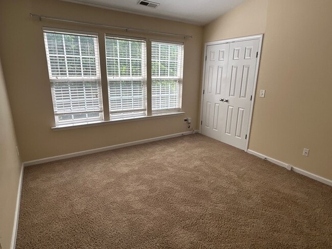 Building Photo - 2 Bed | 2.5 Bath End Unit Townhome in Rale...