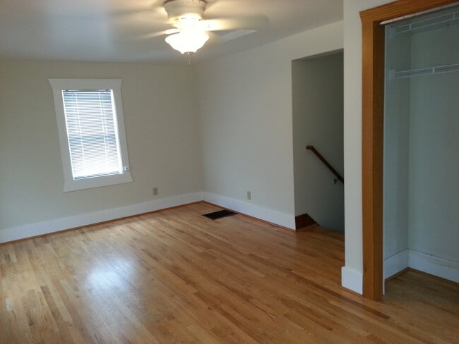 Building Photo - Move-In Special - 1/2 off your first month's rent!!!  DOWNTOWN 4 BEDROOM DUPLEX!!!  4 bedroom dup...