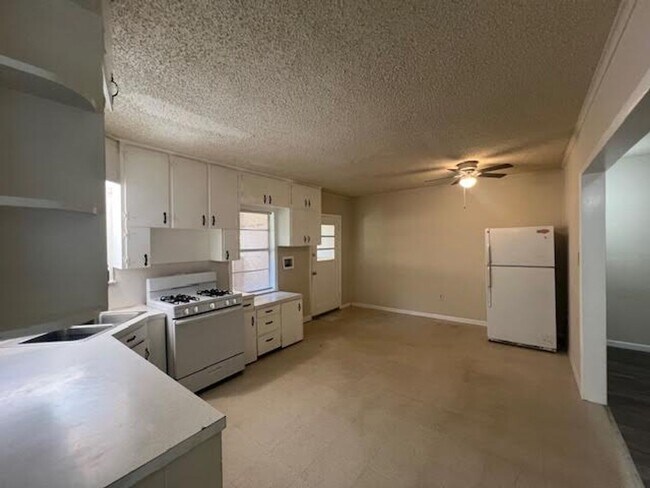 Building Photo - 305 E Stegall Dr