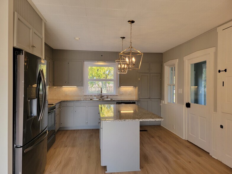 Building Photo - 819 Fruitville Pike