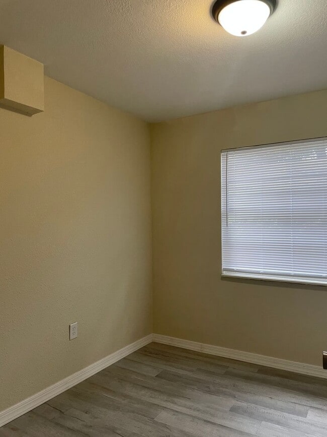 Building Photo - Move-in ready 4bed/1bath single family home!