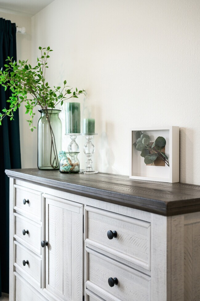 Building Photo - Fully Furnished with appliances Ontario Townhouse