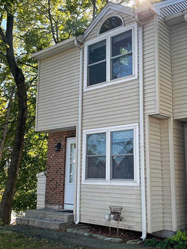Building Photo - Well Maintained 2 Bedroom Condo w/Garage, ...