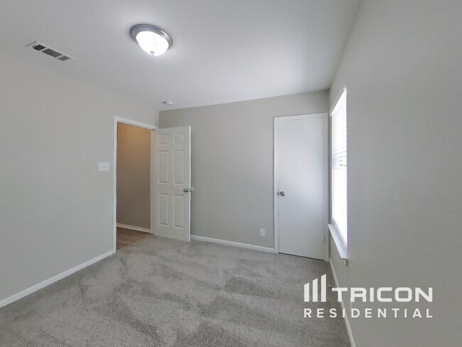 Building Photo - 9418 Live Point