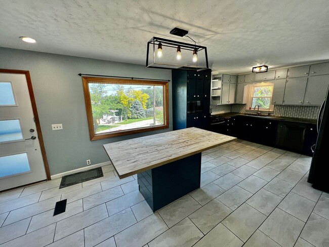 Building Photo - Updated 4 Bed 2 Bathroom House near East HyVee!