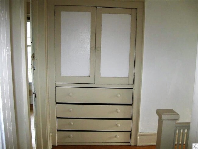 Building Photo - AVAILABLE JUNE - 6 Bed, 2 Bath Home Close to Campus!