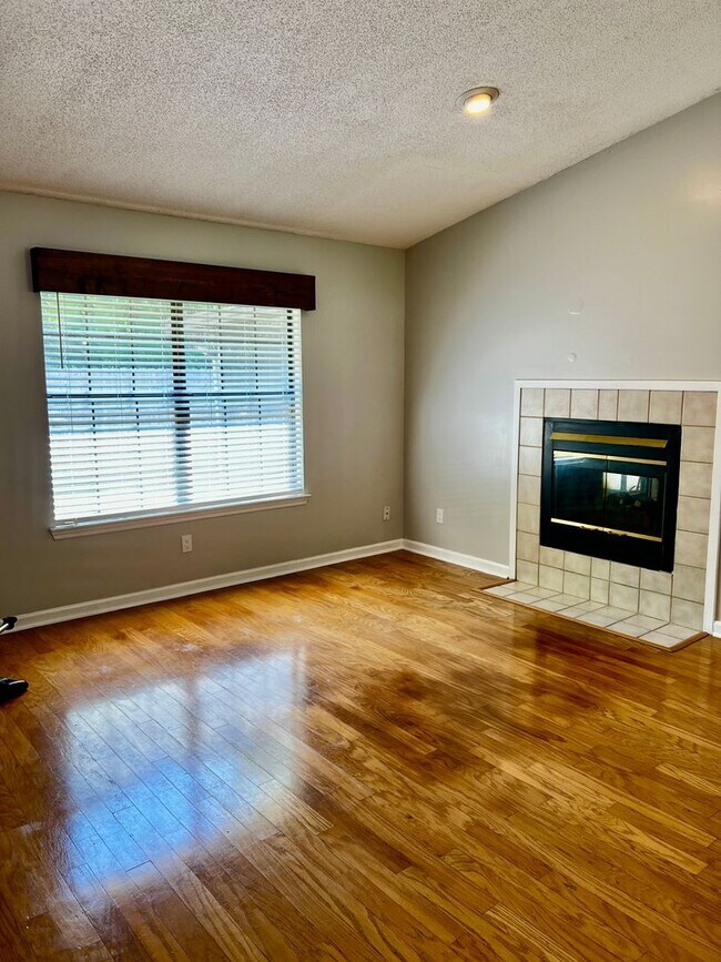 Building Photo - 3/2 with fenced in yard!