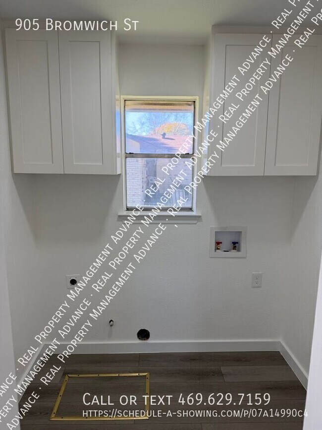 Building Photo - 905 Bromwich St