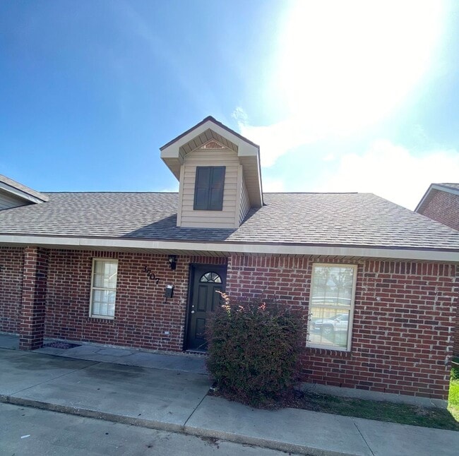 Primary Photo - 2 bedroom 2 bath Duplex in Lake Charles