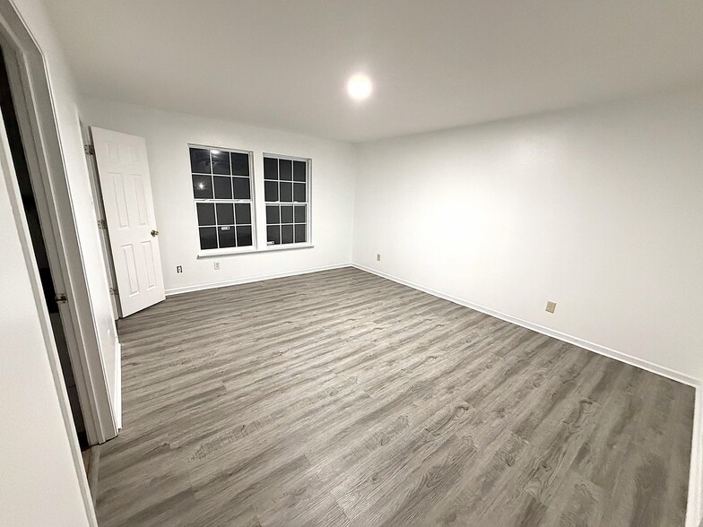 Building Photo - 10882 Emery Dr