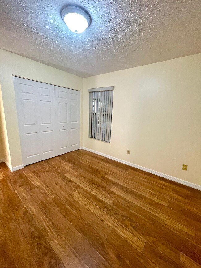 Guest bedroom 1 - 5400 NW Emblem St