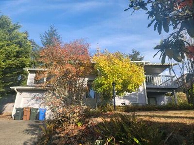 Building Photo - Classic North Tacoma 4 Bedroom Tri-Level with Peak a Boo View!