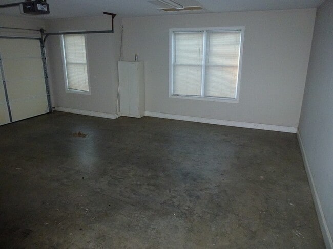 Building Photo - 3 Bedroom/2 Bath Home Jonesborough, TN