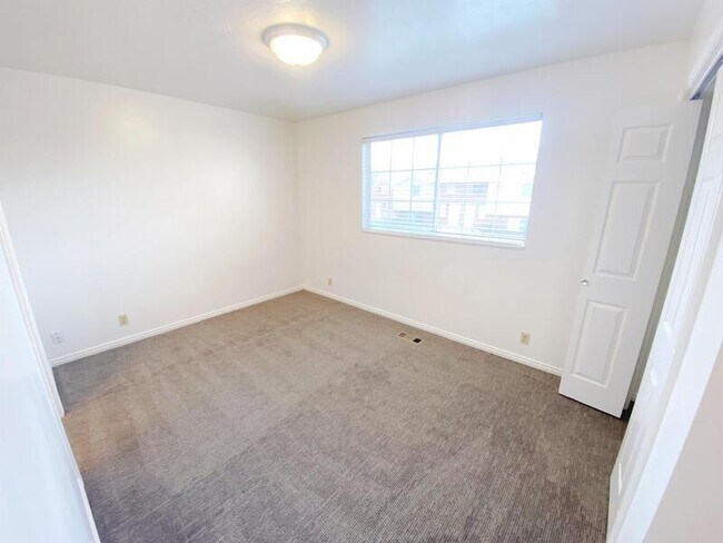 Building Photo - 707 600 W