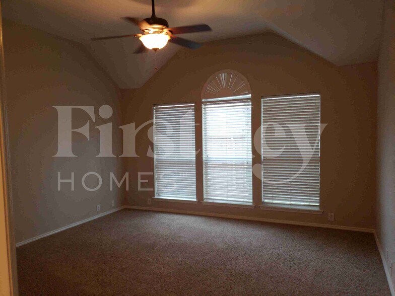 Building Photo - 707 Geary Dr