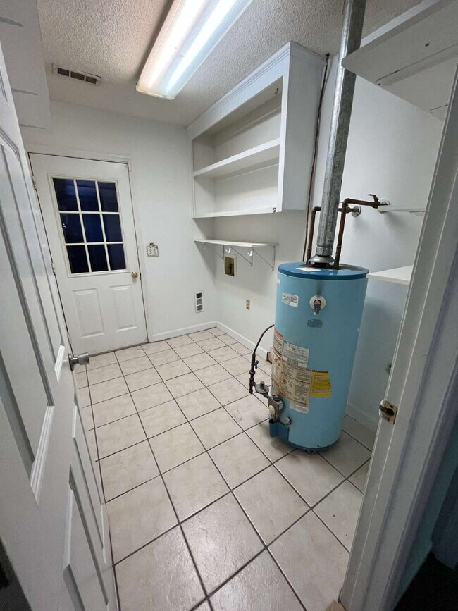 Building Photo - "Charming 3-Bedroom Retreat with Granite Elegance & Cozy Fireplace in Kernersville!"