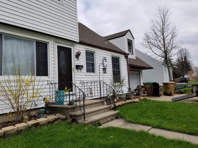 Building Photo - 758 S Huth Rd