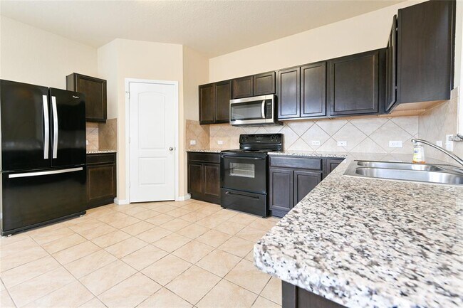 Building Photo - 613 Pinnacle Dr