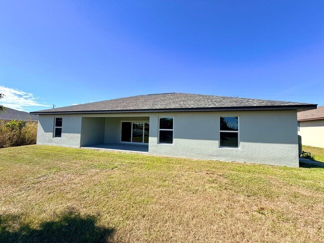 Building Photo - 4 Bed, 2 Bath Available Now in NW Cape Coral