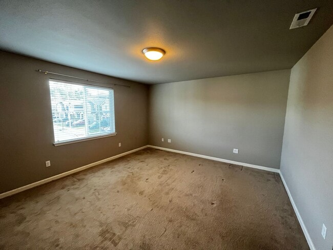Building Photo - Large 4bed/3bath Home