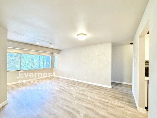 Building Photo - 3-Bedroom, 2-Bath Home in Convenient Locat...