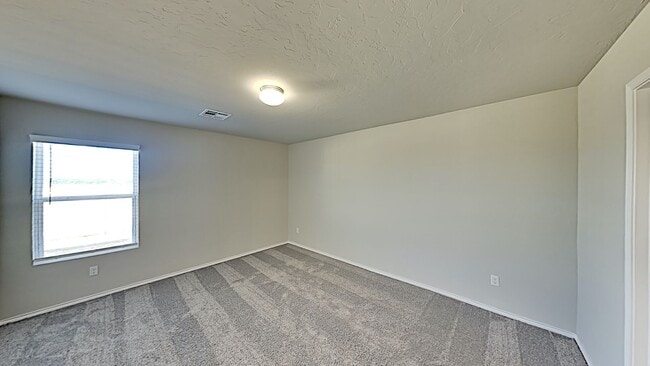 Building Photo - Very Nice 4 Bedroom 2 Bath Home in Yukon Schools.