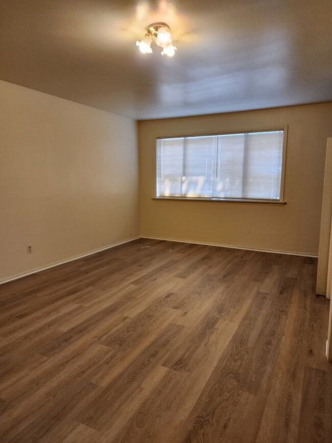 Building Photo - 205 El Paso Dr