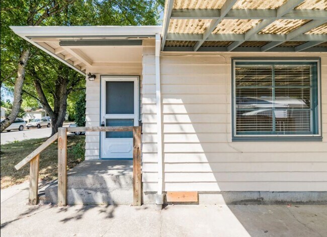 Building Photo - 410-12 Harrison St, Newberg