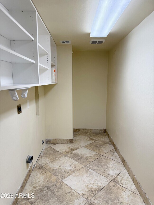 Building Photo - 710 E Hermosa Dr