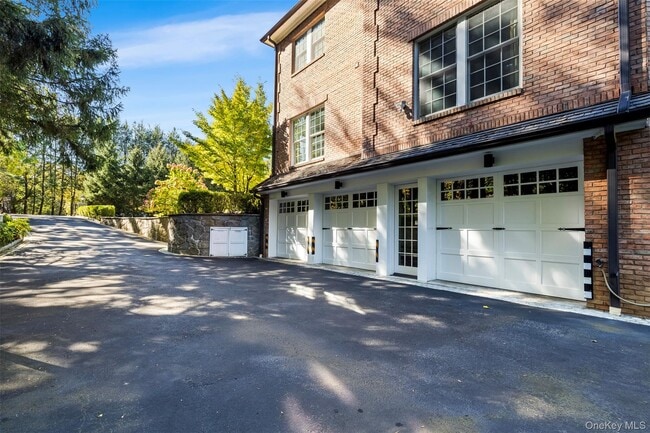 Building Photo - 2 Heathcote Dr